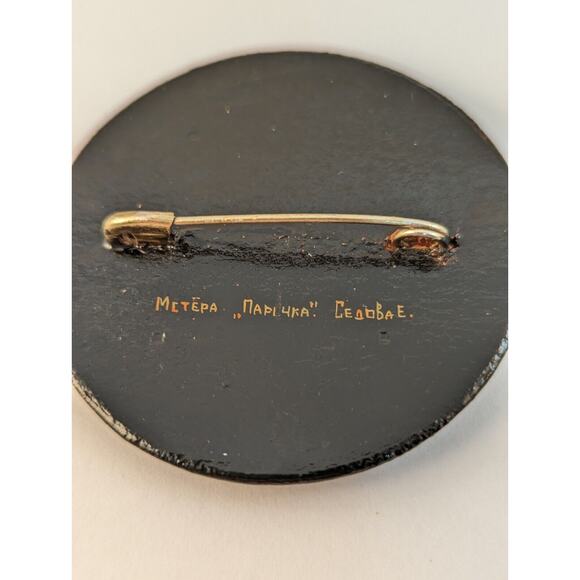 Vtge Russian Folk Art Hand Painted Lovers Lacquer Pin Brooch Signed Artist - Picture 8 of 8